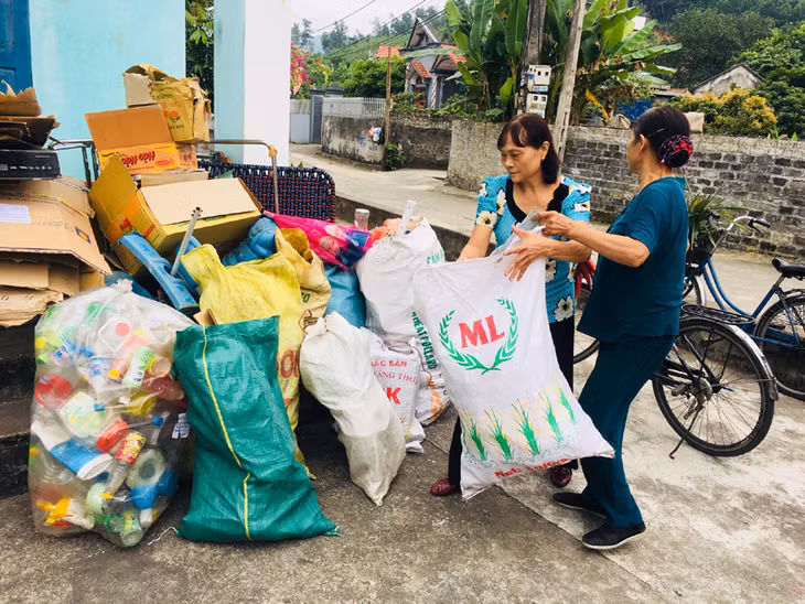 Hội viên HPN khu 5 phường Vàng Danh (TP Uông Bí) thu gom phế thải cho mô hình 