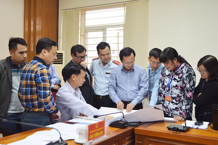Chú thích ảnh: Đồng chí Cao Tường Huy, Phó Chủ tịch UBND tỉnh xem xét hồ sơ đất đai liên quan đến khiếu kiện của công dân trên địa bàn TP Hạ Long.