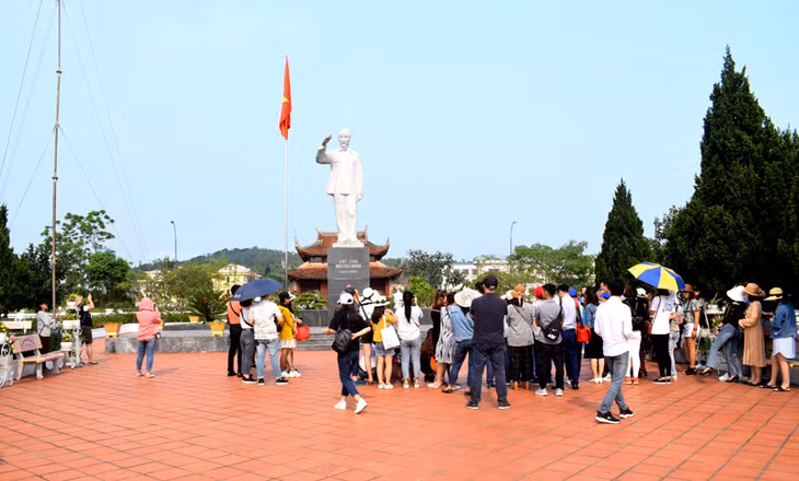Cô Tô chú trong phát triển du lịch tham quan các di tích lịch sử như khu Di tích Churtichj Hồ Chí Minh