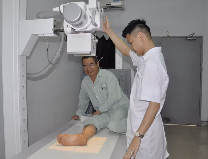 Hiệu quả của dự án xây dựng bệnh viện thông minh đã giúp việc cung cấp dịch vụ y tế thông minh từ “thụ động” chuyển sang hướng “chủ động”. (Trong ảnh: Hướng dẫn bệnh nhân tra cứu thông tin tại Bệnh viện Đa khoa tỉnh). Ảnh: Khánh Giang