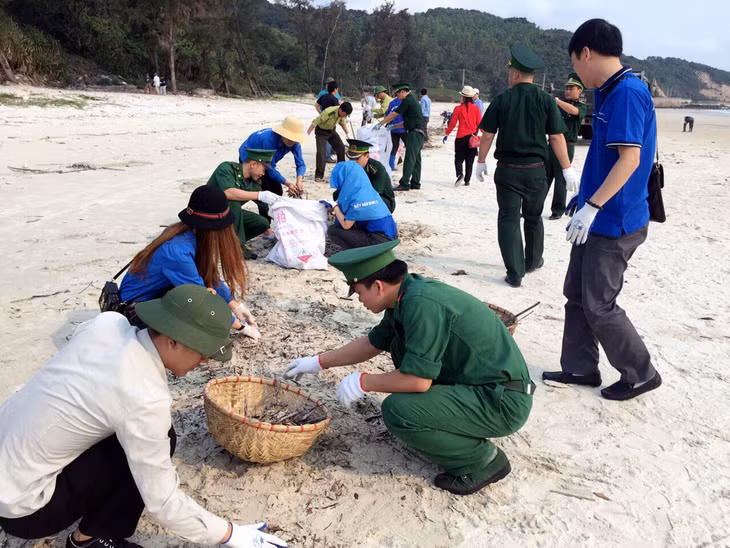 ĐVTN huyện Vân Đồn dọn dẹp vệ sinh bãi biển Quan Lạn, đảm bảo vệ sinh môi trường xanh - sạch - đẹp. 