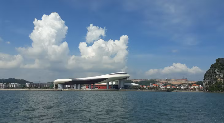 Vịnh Hạ Long và thành phố bên bờ di sản có hệ thống địa danh phong phú, chứa đựng những hàm nghĩa sâu sắc.