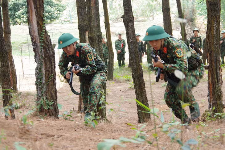 Các chiến sĩ mới năm 2019 tham gia huấn luyện chiến thuật tại thao trường Trung đoàn 244. 
