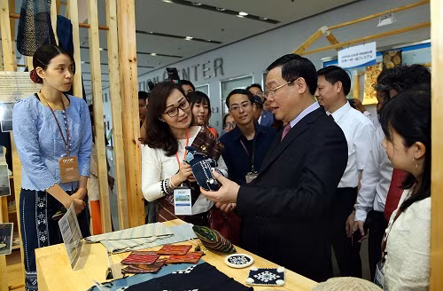 Phó Thủ tướng Vương Đình Huệ thăm khu trưng bày OCOP của Lào. Ảnh: VGP/Thành Chung