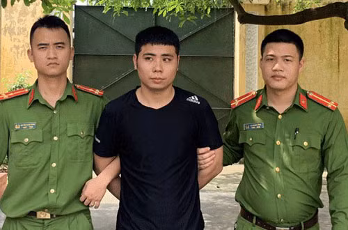Bị can Hinh (giữa). Ảnh. M. Thủy.