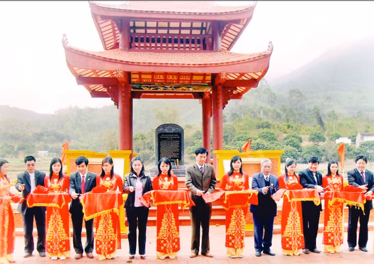 Lãnh đạo tỉnh Quảng Ninh và đại biểu cắt băng khánh thành nhà bia lưu niệm căn cứ Trại Gạo, TP Chí Linh, tỉnh Hải Dương.