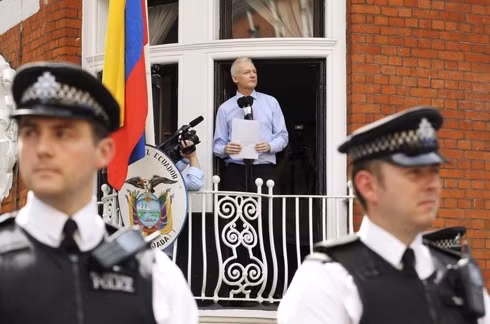 Nhà sáng lập WikiLeaks Julian Assange chuẩn bị phát biểu trước truyền thông tại Đại sứ quán Ecuador ở London, Anh ngày 19/8/2012. Ảnh: Reuters
