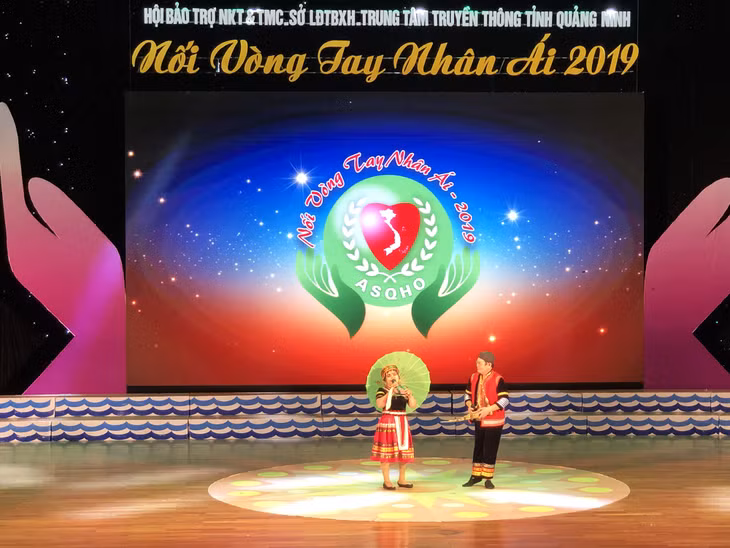 Văn nghệ do người khuyết tật biểu diễn tại lễ phát động.
