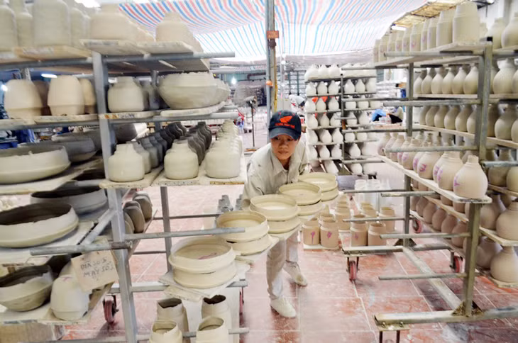 công nhân lao động Công ty TNHH Gốm sứ Quang Vinh (phường Mạo Khê, TX Đông Triều) 