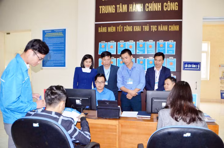 Đội TNTN hỗ trợ người dân sử dụng dịch vụ công trực tuyến tại Trung tâm Hành chính công TP Móng Cái.