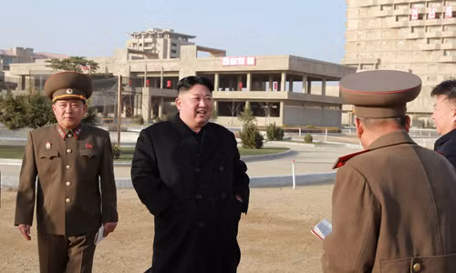 Lãnh đạo Triều Tiên Kim Jong-un (áo đen) thị sát tiến độ xây dựng khu nghỉ dưỡng Wonsan-Kalma đầu tháng này. Ảnh: Reuters.