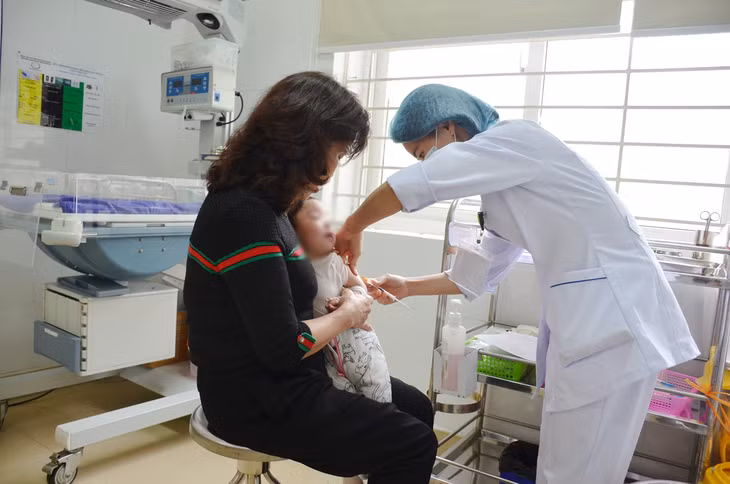 Trẻ tiêm phòng vắc xin sởi tại bệnh viện Sản Nhi Quảng Ninh