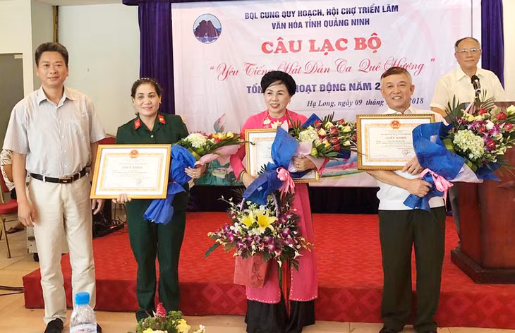 Một số thành viên tích cực của câu lạc bộ được nhận giấy khen của Sở Văn hóa- Thể thao.
