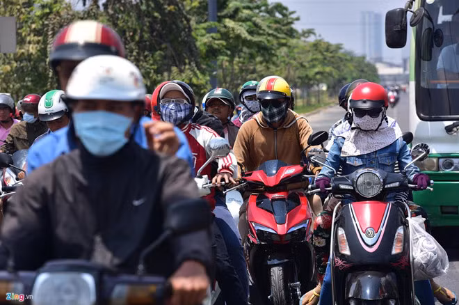 Khi ra đường, mọi người nên chọn lựa trang phục chống nắng phù hợp để hạn chế tác tại xấu của tia UV. Ảnh: Lê Quân.