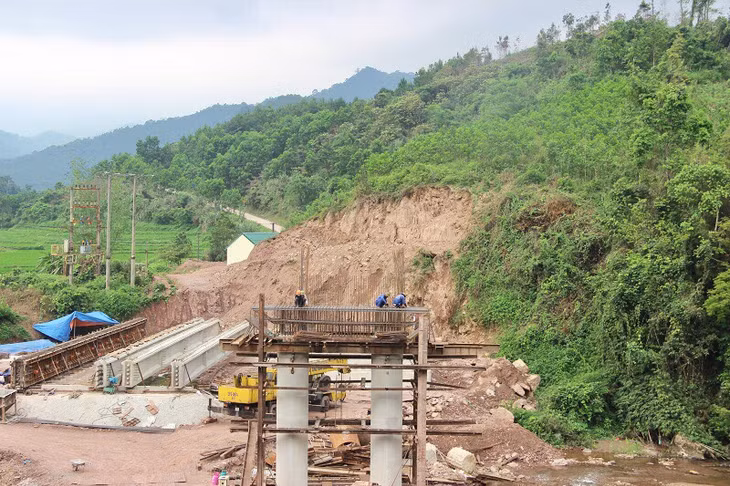 cơ sở hạ tầng ở các xã, thôn, bản được đầu tư, nâng cấp nhất là hệ thống giao thông nông thôn