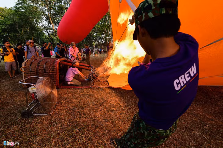  Sau khi dù bung lên, cũng là lúc khí gas được bơm máy giúp khinh khí cầu có thể đứng thẳng. Với 3 loại khinh khí cầu: khinh khí cầu bay tự do, độ cao 100-300 m, khinh khí cầu bay treo, độ cao 50 m ngay điểm neo và khinh khí cầu mini để biểu diễn và du khách chụp hình lưu niệm.