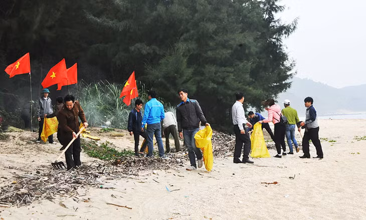 Thu gom rác tại bãi biển Cái Chiên.