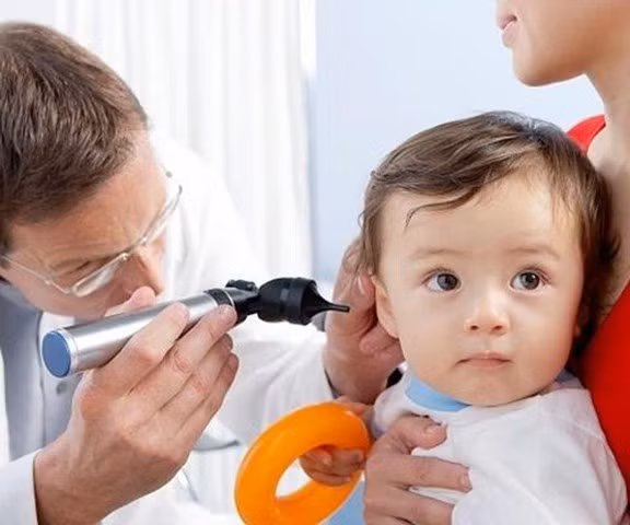 Cha mẹ cần theo dõi sức khỏe trẻ, đưa con đi khám kịp thời tránh biến chứng nặng. Ảnh minh họa.