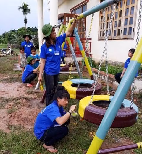 Đoàn viên thanh niên huyện Hải Hà sáng tạo đồ chơi thiếu nhi từ vật liệu tái chế làm công trình sân chơi miễn phí cho thiếu nhu tại tuyến phố đi bộ trên địa bàn. Ảnh: Đoàn thanh niên huyện Hải Hà cung cấp