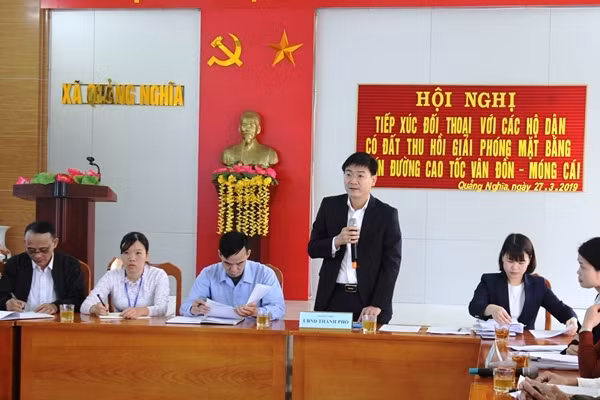 Đồng chí Đỗ Xuân Điệp, Phó Chủ tịch UBND TP Móng Cái, đối thoại với các hộ dân tại xã Quảng Nghĩa. Ảnh: Trần Bình (CTV)