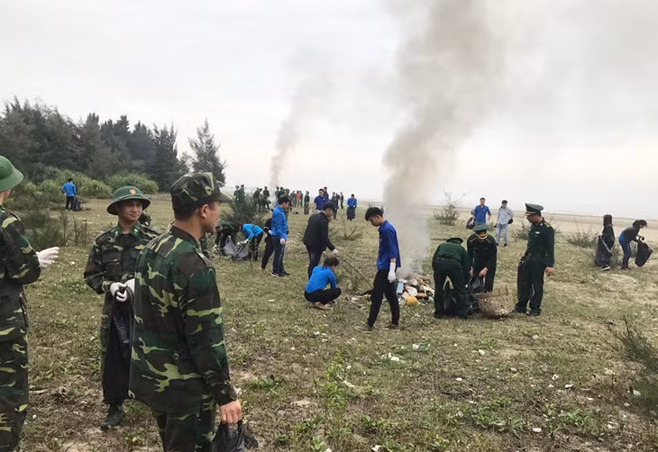 Tuổi trẻ Đồn BP Bắc Sơn phối hợp với lực lượng ĐVTN thanh niên trên địa bàn tổ chức dọn vệ sinh môi trường.
