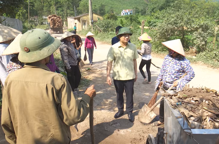 Đồng chí Bí thư huyện ủy kiểm tra công tác dọn vệ sinh môi trường tại thị trấn Trới