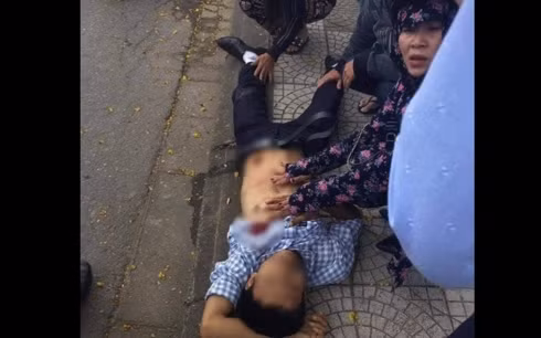 Nạn nhân bị đâm trọng thương. (Ảnh cắt từ clip)