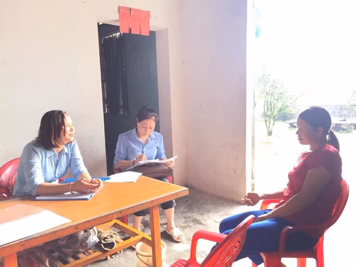 Cán bộ HPN TP Móng Cái thăm và hướng dẫn gia đình hội viên là người dân tộc thiểu số xã Hải Sơn xây dựng nếp sống văn hóa trong gia đình.