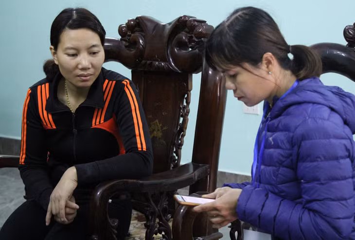 Các điều tra viên tiến hành tổng điều tra dân số và nhà ở tại các hộ dân.