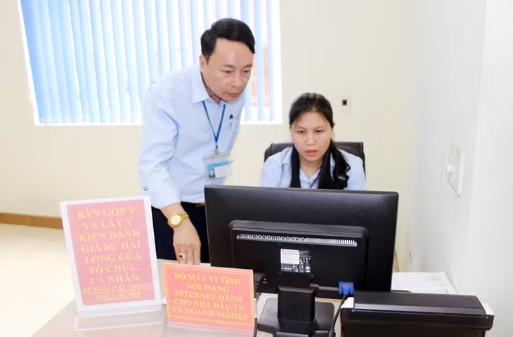 Lãnh đạo Trung tâm Hành chính công TP Cẩm Phả phân tích kết quả đánh giá mức độ hài long của các tổ chức, người dân và doanh nghiệp thông qua phần mềm trực tuyến.