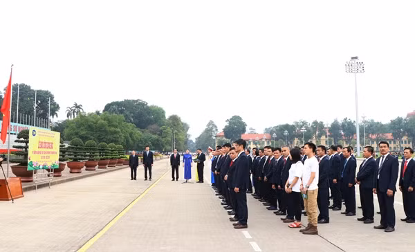 Đoàn đại biểu Công ty CP Than Đèo Nai báo công dâng Bác và viếng lăng Chủ tịch Hồ Chí Minh nhân kỷ niệm 60 năm Bác Hồ về thăm mỏ Đèo Nai, ngày 30/3/2019. Ảnh: deonai.com.vn
