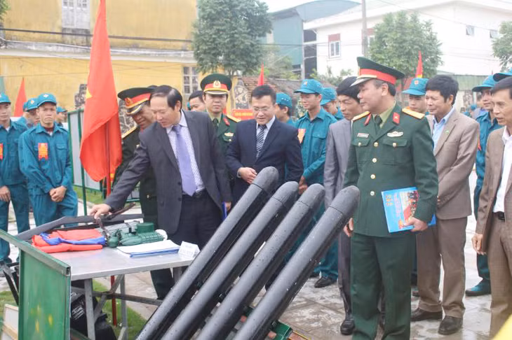 Các đại biểu tham quan mô hình học cụ của các đơn vị lực lượng vũ trang huyện Vân Đồn tại lễ ra quân huấn luyện quân sự năm 2019. Ảnh: Thu Hằng - Đỗ Hiền (Đài TTTH Vân Đồn) 