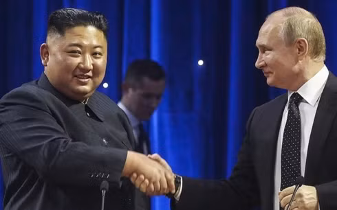 Nhà lãnh đạo Triều Tiên Kim và Nga Putin. Ảnh: Tass.