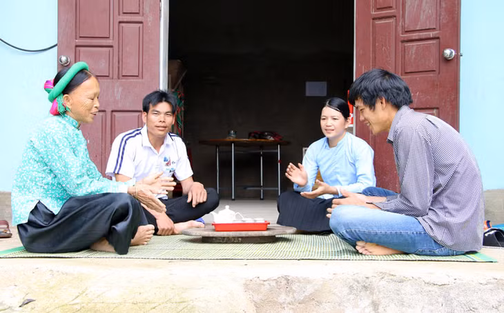 Người dân thôn Lục Ngù, xã Húc Động luyện tập hát So óng cọ trước ngày hội diễn ra.