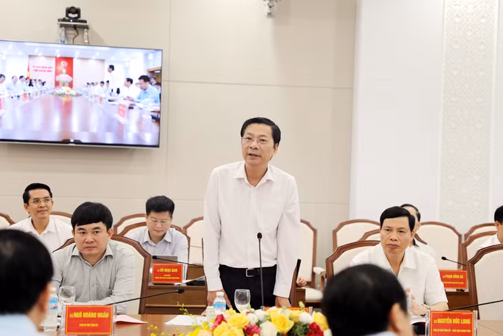 Bí thư Tỉnh ủy Quảng Ninh Nguyễn Văn Đọc trao đổi làm rõ một số nội dung đoàn công tác tỉnh Cao Bằng quan tâm.