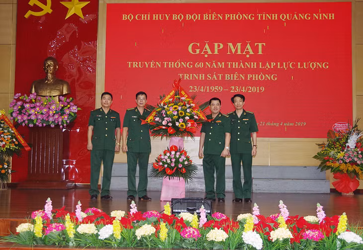Lãnh đạo Bộ Chỉ huy BĐBP tỉnh tặng hoa chúc mừng lực lượng trinh sát biên phòng