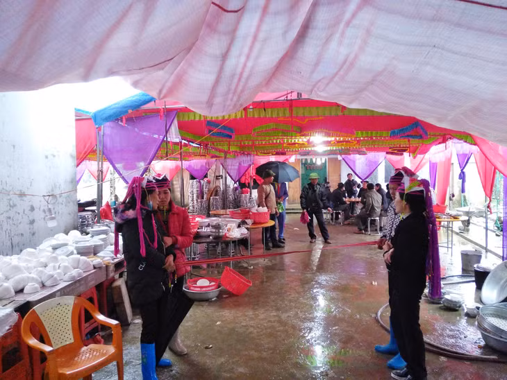 Các cô, các chị bên nhà gái hát giao duyên trong lễ đón dâu.