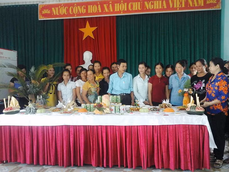 Tổ chức lớp đào tạo nghề nấu ăn cho phụ nữ thị trấn Đầm Hà.