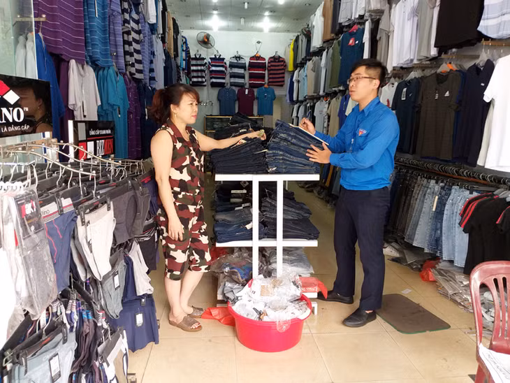 Cán bộ phường Cẩm Thủy xuống địa bàn nắm tình hình kinh doanh của tiểu thương