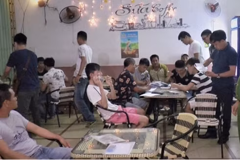 Cơ quan công an bắt quả tang nhiều đối tượng tham gia đánh bạc bằng hình thức cá độ bóng đá tại quán cà phê Sữa. (Ảnh: Công an Đà Nẵng)