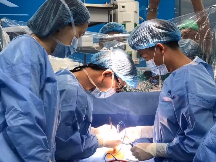Bệnh viện Sản nhi Quảng Ninh triển khai thành công kỹ thuật phẫu thuật và can thiệp tim mạch giúp việc xử lý các ca bệnh tim khẩn cấp dễ dàng hơn (Trong ảnh: Một ca phẫu thuật và can thiệp tim mạch cho bệnh nhi - Ảnh bệnh viện cung cấp)