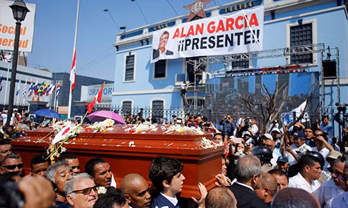 Bạn bè và gia đình bê quan tài cựu tổng thống Peru Alan Garcia ở thủ đô Lima, Peru ngày 19/4. Ảnh: Reuters.