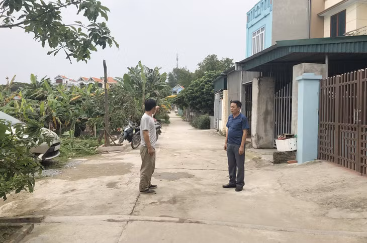 như các hộ dân tổ 13 đã tự bỏ kinh phí làm đường bê tông giúp việc đi lại thuận tiện, sạch sẽ hơn.