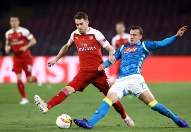  Aaron Ramsey phải rời sân ngay từ hiệp 1 trận gặp Napoli.