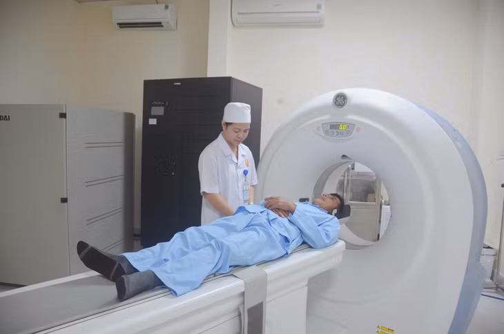 Các bác sĩ Trung tâm Y tế Vân Đồn tiến hành chụp CT-Scanner cho bệnh nhân. 