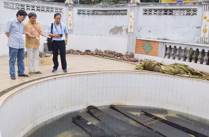 Tiến sĩ Nguyễn Việt giới thiệu với du khách 2 chiếc thuyền đời Trần.