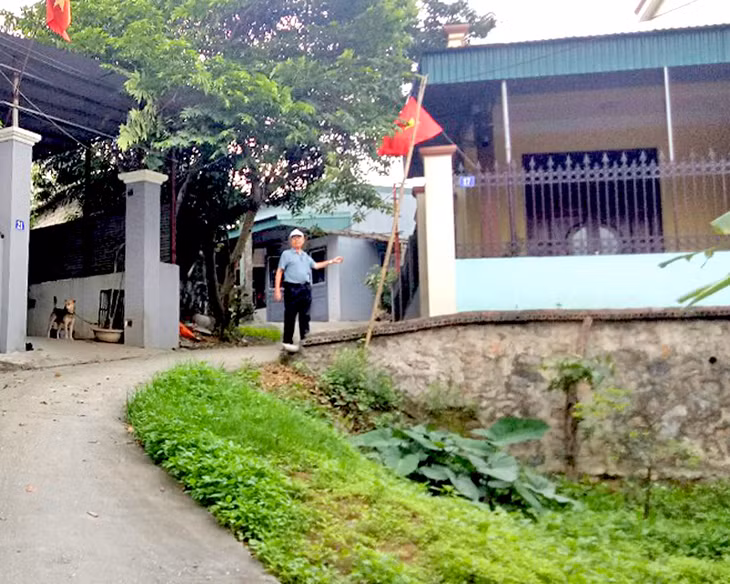 Ông Bùi Văn Khê chỉ phần đất trước đây là ngôi nhà cũ của gia đình ông, phải đi theo ngõ ( đang tranh chấp mới vào nhà được) nay con trai ông xây dựng lại và đang ở.
