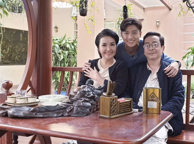 Gia đình của Quốc Trường trong phim Về nhà đi con.
