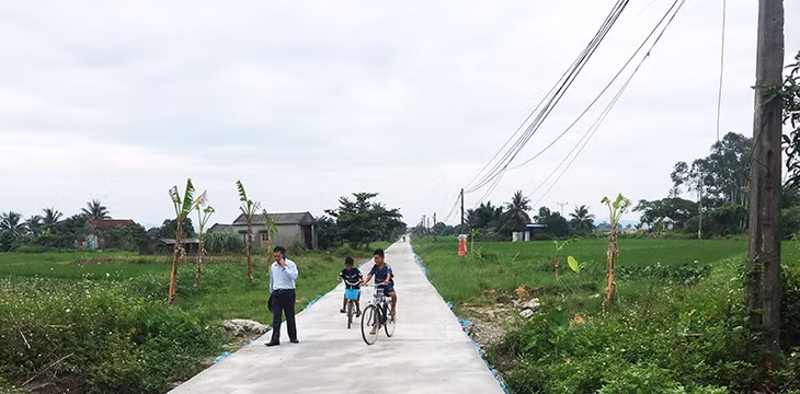 Việc xây dựng công trình đường trục chính đoạn qua thôn Bốn, xã Đồng Rui, huyện Tiên Yên được nhân dân tích cực giám sát, đảm bảo tiến độ, chất lượng, đem lại lòng tin cho nhân dân.