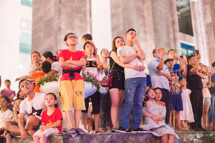 Hàng ngàn du khách đã nán lại sau chương trình nghệ thuật Carnaval Hạ Long để thưởng thức 20 phút pháo hoa đẹp mắt